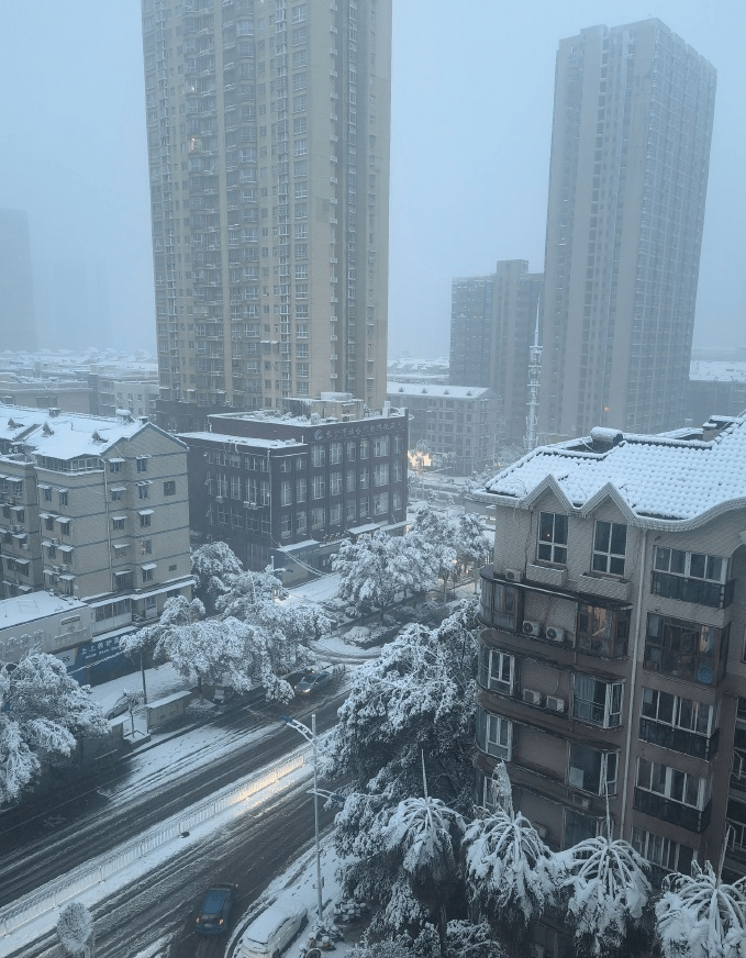 北京多地飄起雪花。 微博