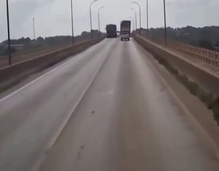 行车记录仪拍下大桥断塌的一刻。X@République 行车记录仪拍下大桥断塌的一刻。X@République