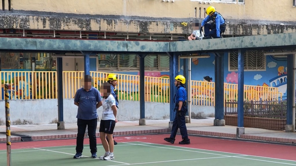 葵涌男童高处危坐吓煞街坊 惊动消防解救 相信为执波时被困