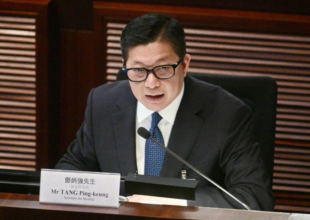 為便利市民舉報黑工，鄧炳強指舉報熱線已簡化為「185185」。