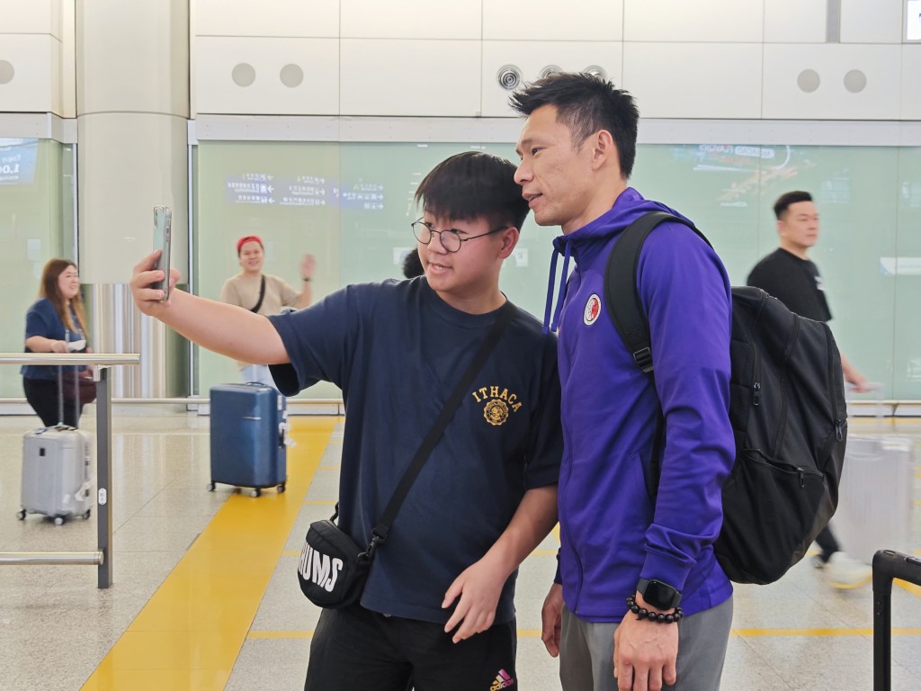 球迷周四晚前往机场接机，叶鸿辉为球迷签名。 