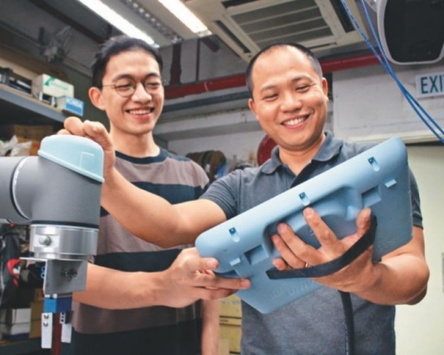 電機工程高級文憑畢業生黎旋周(右),創辦自動化工程及顧問公司,專替工廠現代化。 (圖片由IVE提供)