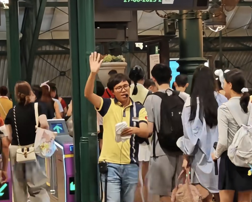 該名現場工作人員能夠流利地以三種語言無縫切換。影片擷圖 該名現場工作人員能夠流利地以三種語言無縫切換。影片擷圖