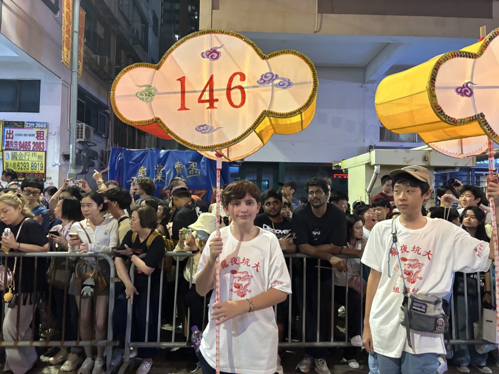 來自摩洛哥的Andrea（左）是「大坑火龍少年團」一員，此前並不了解中秋節文化。郭穎彤攝