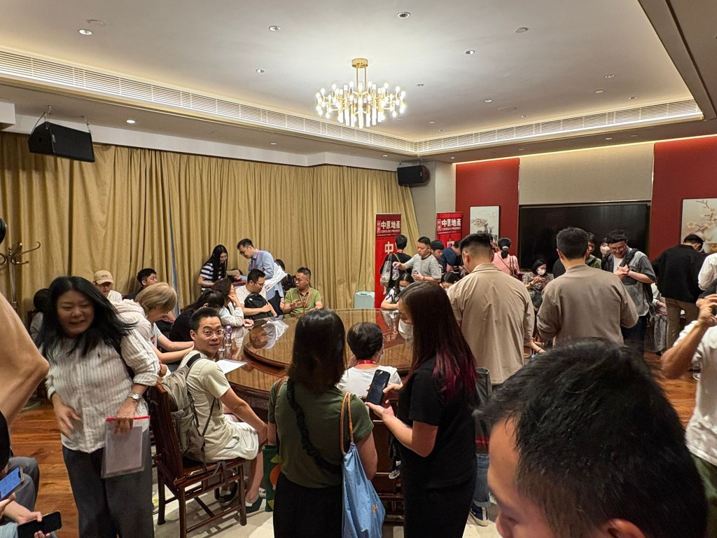 上環的售樓處現場所見,多組買家於開售時間前到場等待,場面熱鬧。 上環的售樓處現場所見,多組買家於開售時間前到場等待,場面熱鬧。
