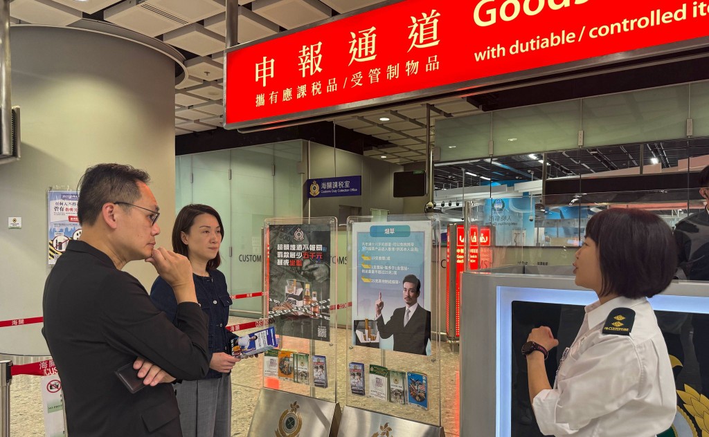 海關助理關長蔣依莉先後前往羅湖管制站、落馬洲支線管制站、港珠澳大橋香港口岸及西九龍高鐵站，實地視察通關概況。香港海關fb圖片