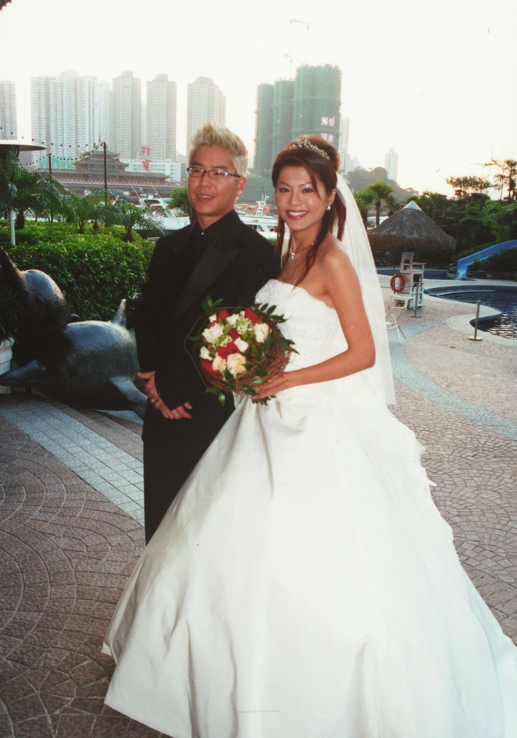 林曉峰與康子妮2002年12月舉行婚禮。