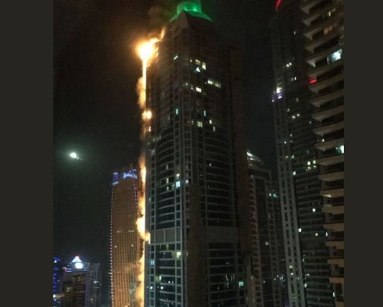 火舌形成一直線。twitter圖片