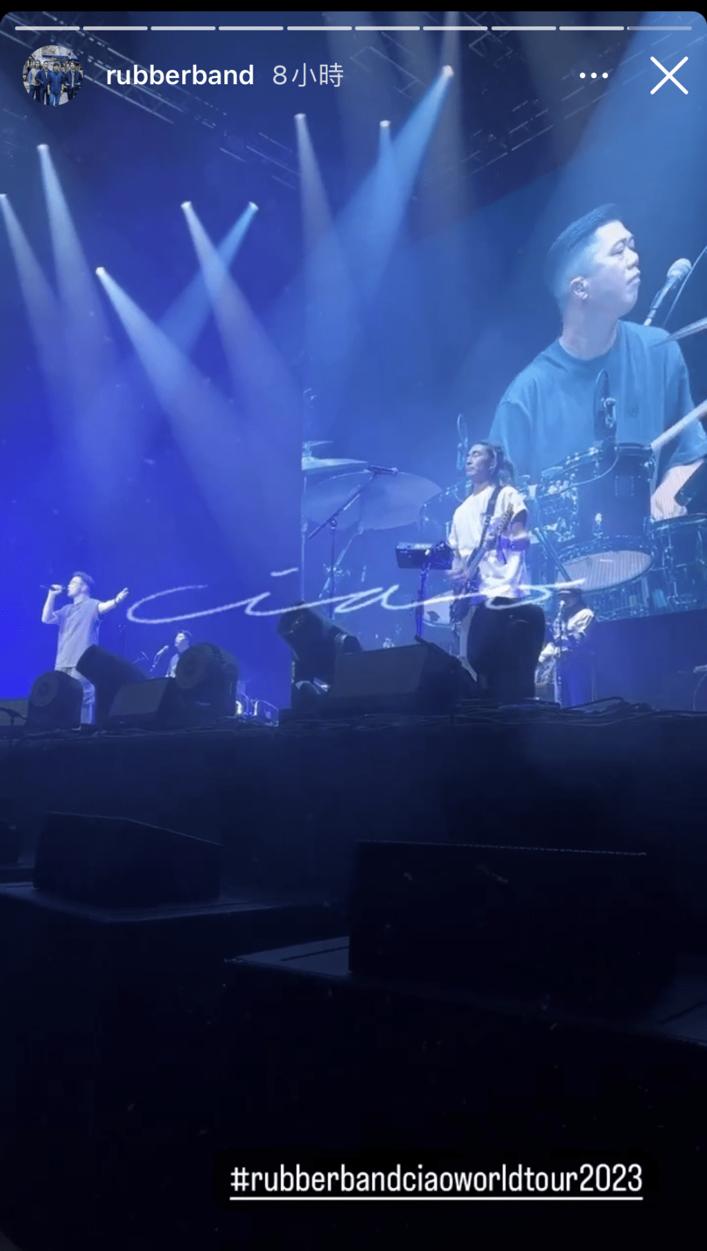 RubberBand在倫敦舉行演唱會。