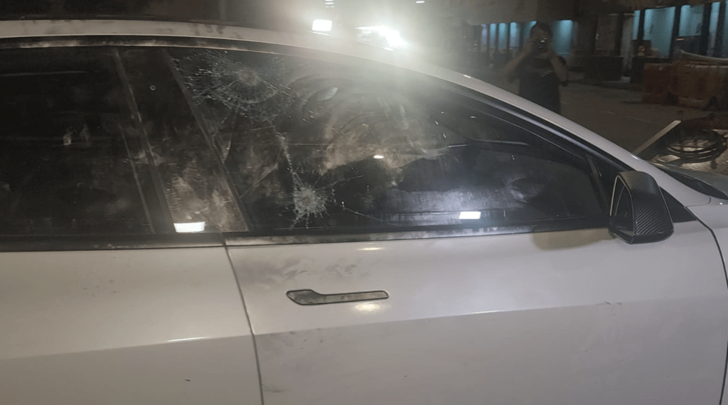 Tesla被拖走，車窗有被硬物砸過的痕迹。黎志偉攝