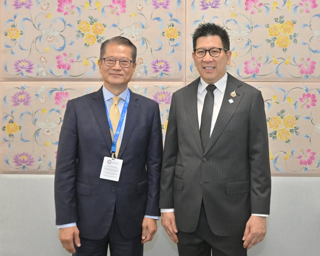 陳茂波在曼谷與泰國副總理兼財政部長Ekniti Nitithanprapas(右)會面,就加強兩地經貿和金融合作交換意見。陳茂波網誌 陳茂波在曼谷與泰國副總理兼財政部長Ekniti Nitithanprapas(右)會面,就加強兩地經貿和金融合作交換意見。陳茂波網誌