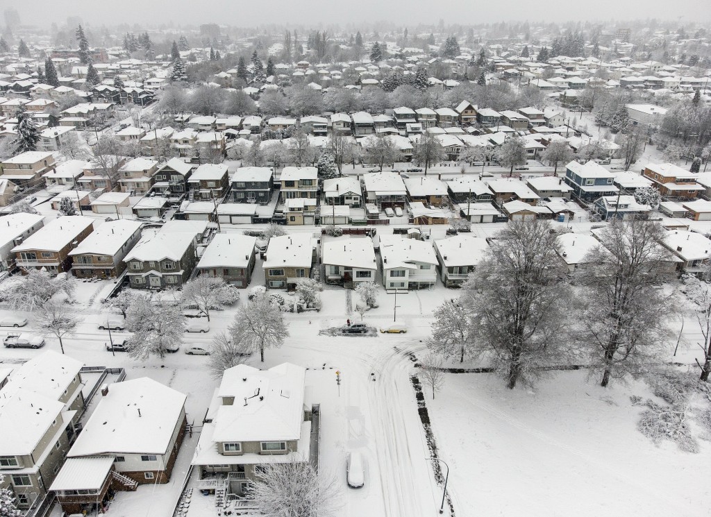 温哥华受暴雪侵袭。AP