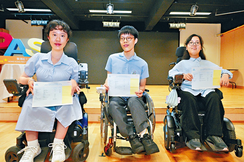 身体障碍未有阻止求学梦，3名患有身体弱能及伤病的学生克服限制，其中彭靖家（中），更考获２５分佳绩。
