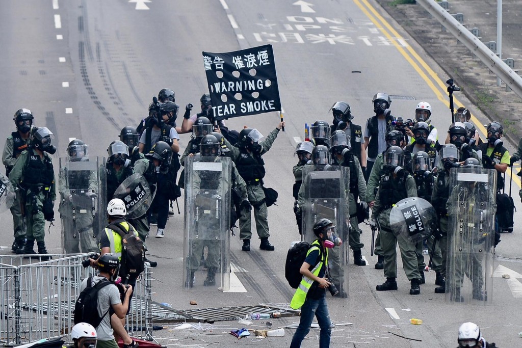 警方舉出黑旗警告