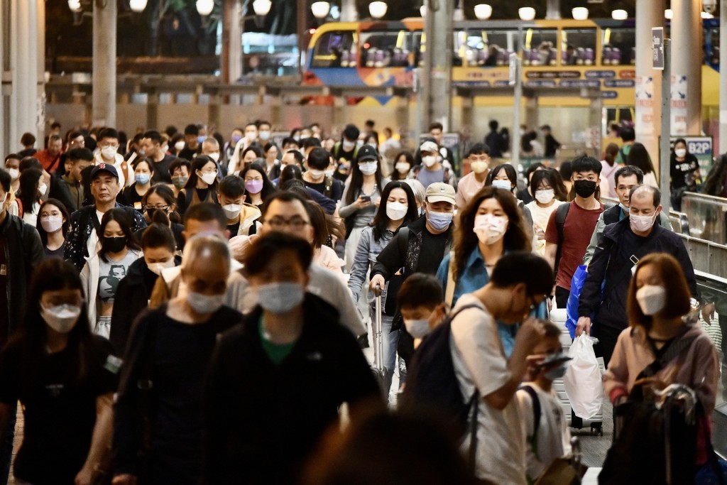 中心指，不論是否自用，進口生肉、家禽及蛋類均須附有衞生證明書，違例者最高可被罰款5萬元及監禁6個月。