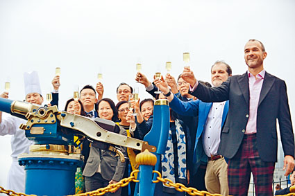 從英國到港的「熟客」Paul Cheeseman，一同參與鳴放午炮紀念儀式。