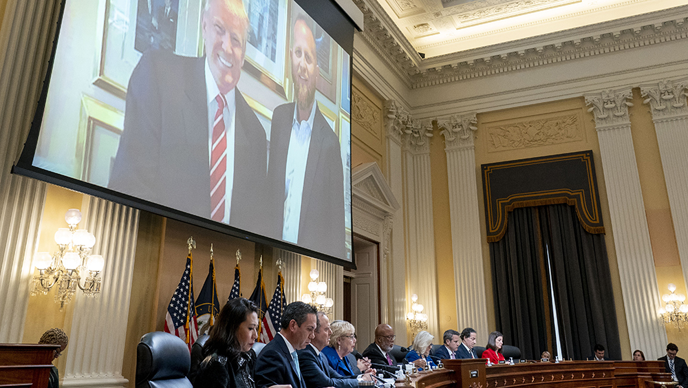 眾議院特別委員會在華盛頓國會山舉行聽證會時，播放了一段時任總統特朗普講話的影片。AP