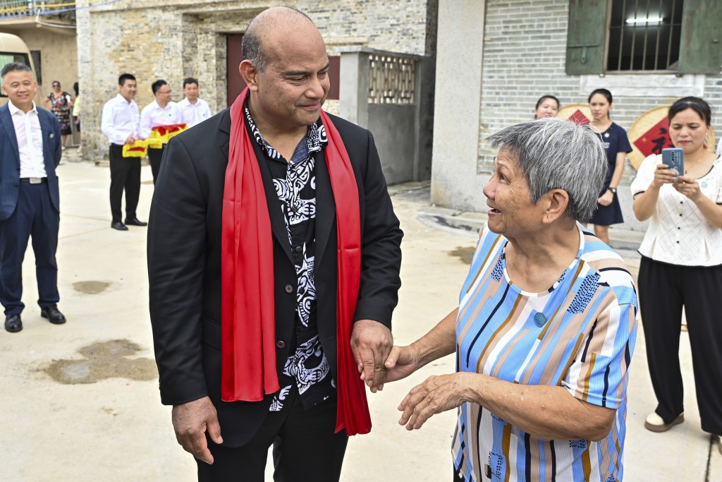 瑙魯總統廣東尋根,與堂外祖母譚惠霞交談。 中新社 瑙魯總統廣東尋根,與堂外祖母譚惠霞交談。 中新社
