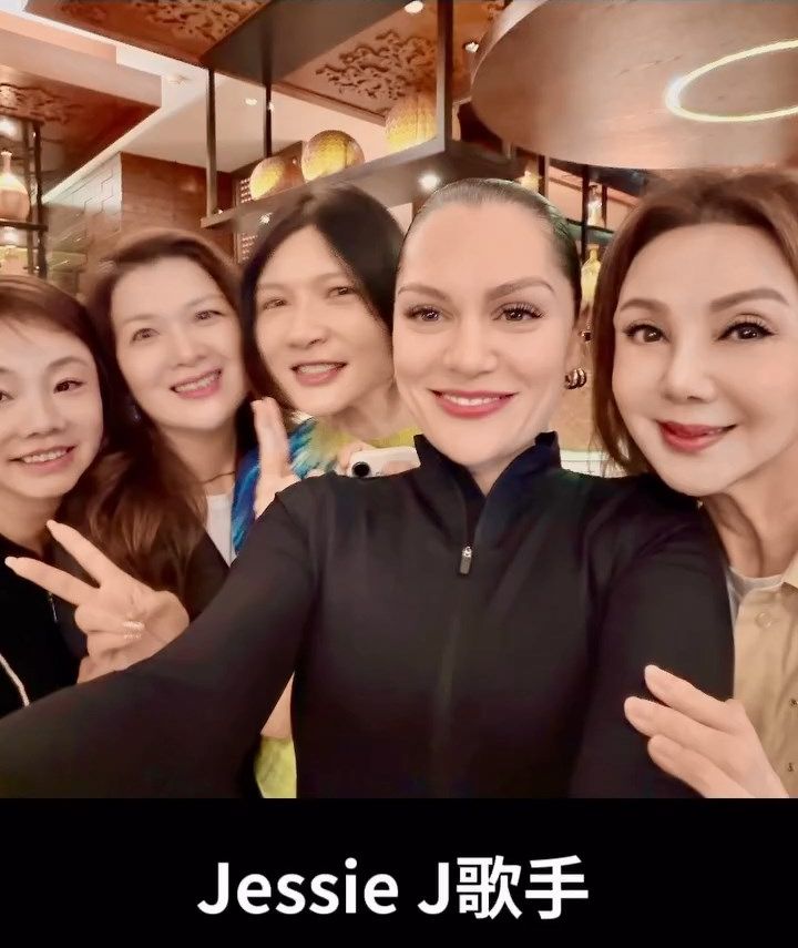 謝玲玲曾分享在長沙的酒店巧遇參與《歌手2026》的Jessie J（右二）。