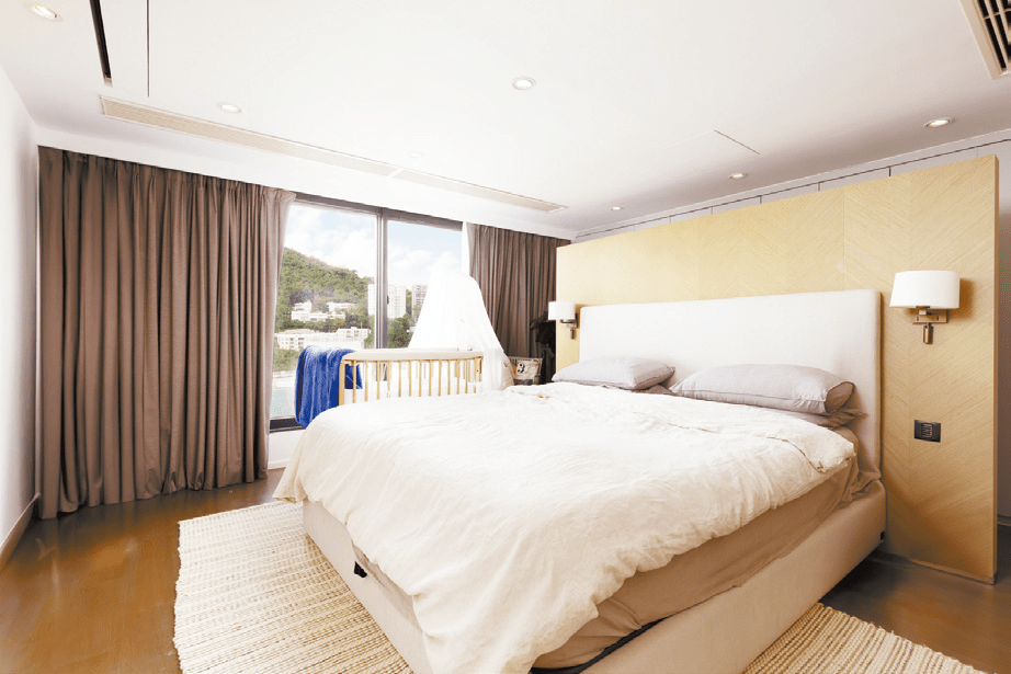 图中寝室设计实用，外望蔚蓝海景。