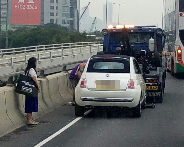 觀塘繞道往油塘方向近MegaBox的慢線現已封閉，車龍現到九展。