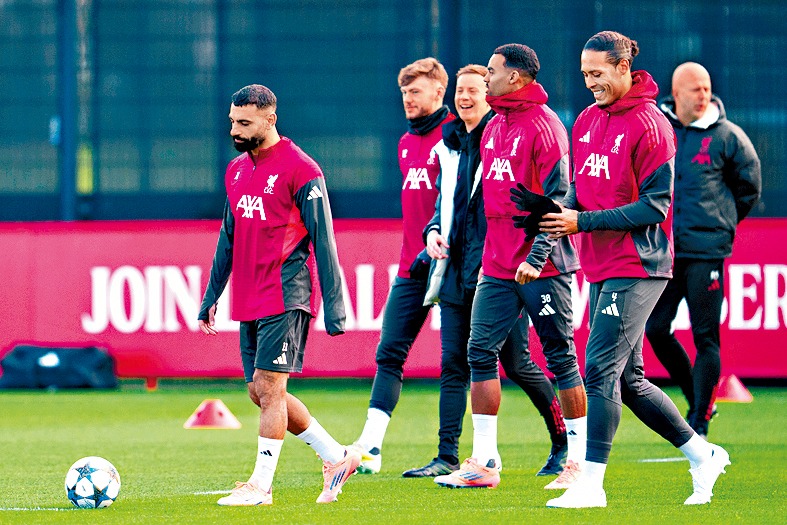 利物浦領隊史洛特（右）與沙拿（左）互不理睬。