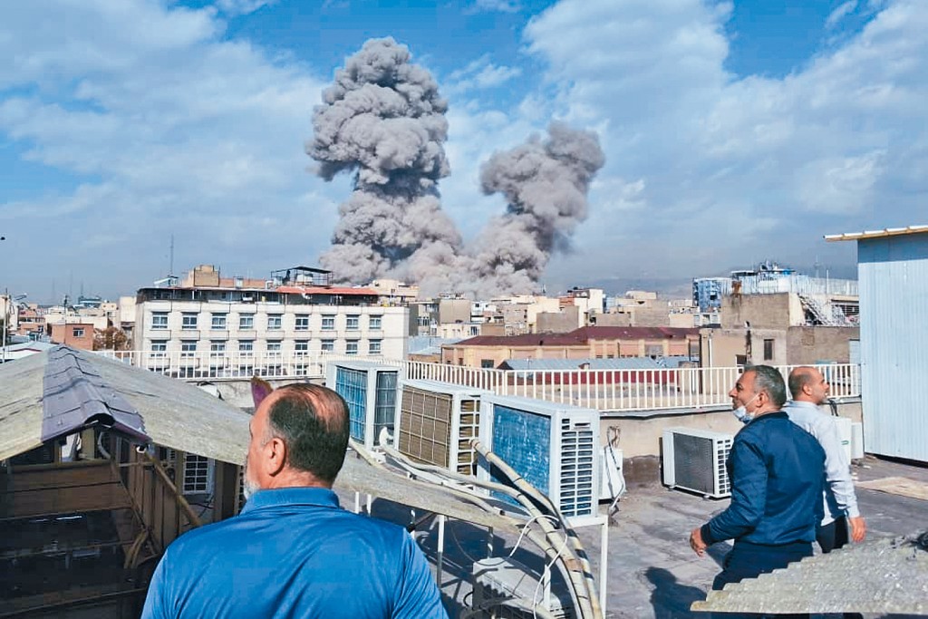 伊朗首都德黑兰昨日多处地点发生爆炸后冒烟。