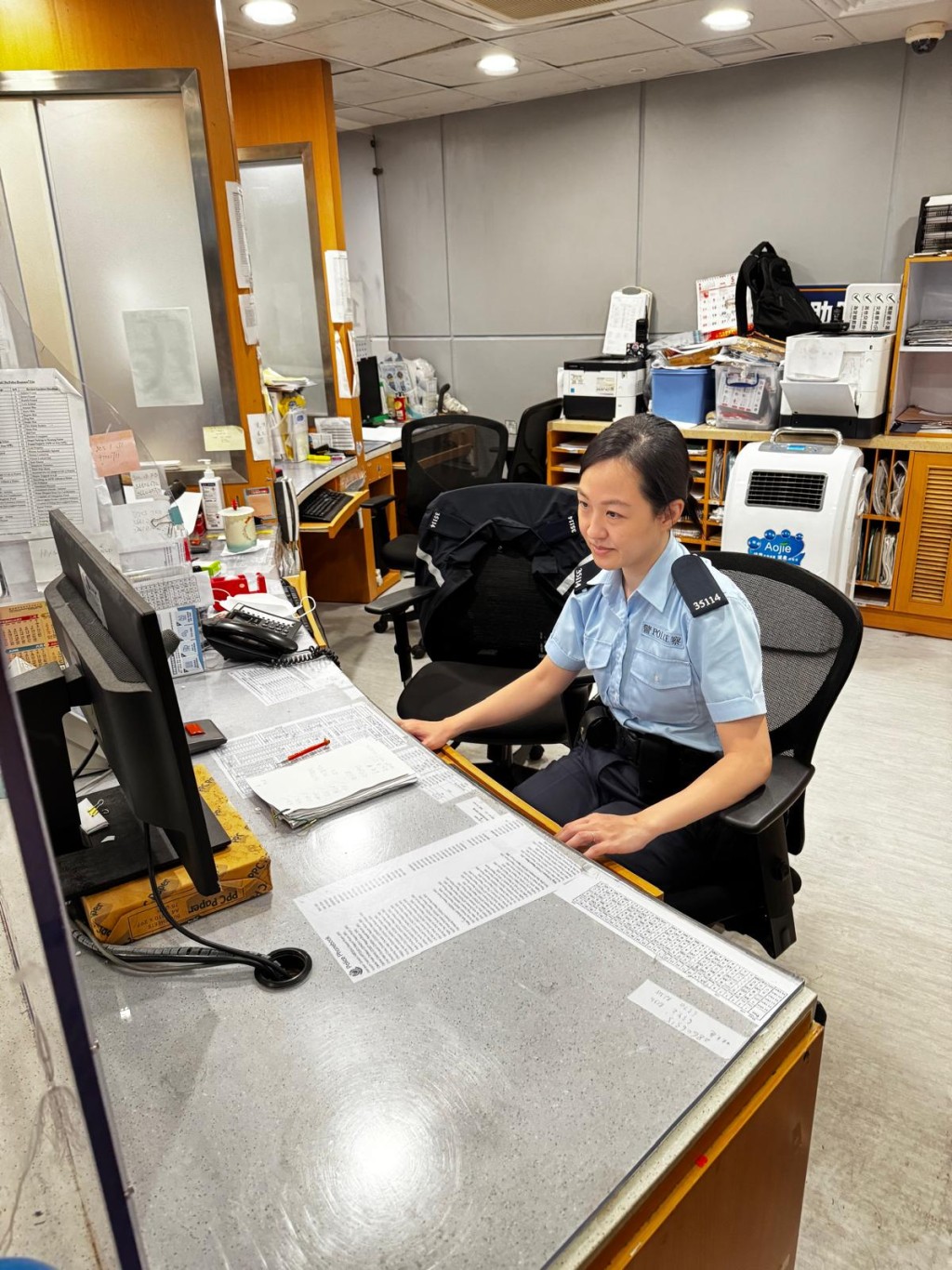 警員呂玲敏在報案室工作,不時接獲市民遭遇可疑電話或疑似騙案的求助。 警員呂玲敏在報案室工作,不時接獲市民遭遇可疑電話或疑似騙案的求助。