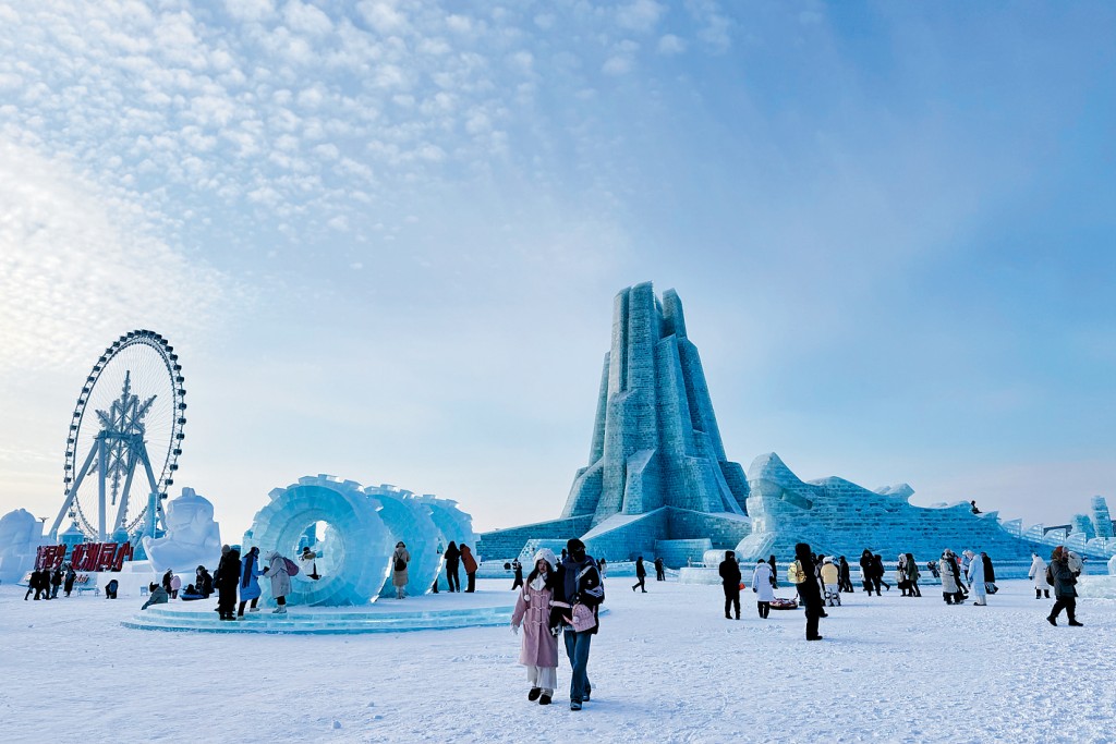 全球最大哈爾濱冰雪大世界樂園經過1個月翻新擴建後,昨晨正式開園,遊客在園區內遊玩。