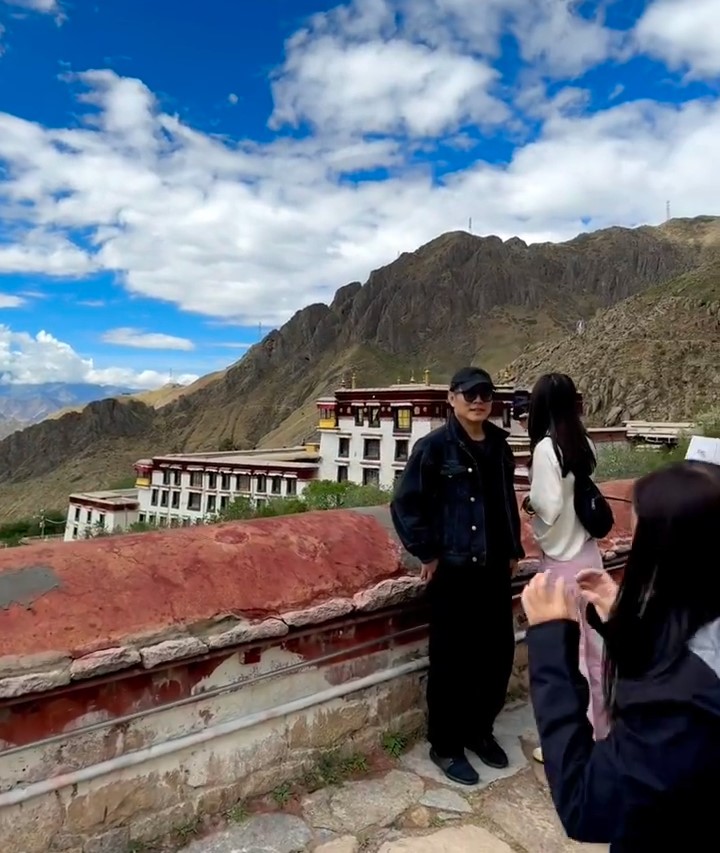 李连杰与女儿来到海拔3800米的哲蚌寺朝圣。