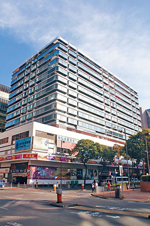 港晶中心13樓最高層全層,由自用40年業主沽貨,作價約7200萬。 港晶中心13樓最高層全層,由自用40年業主沽貨,作價約7200萬。