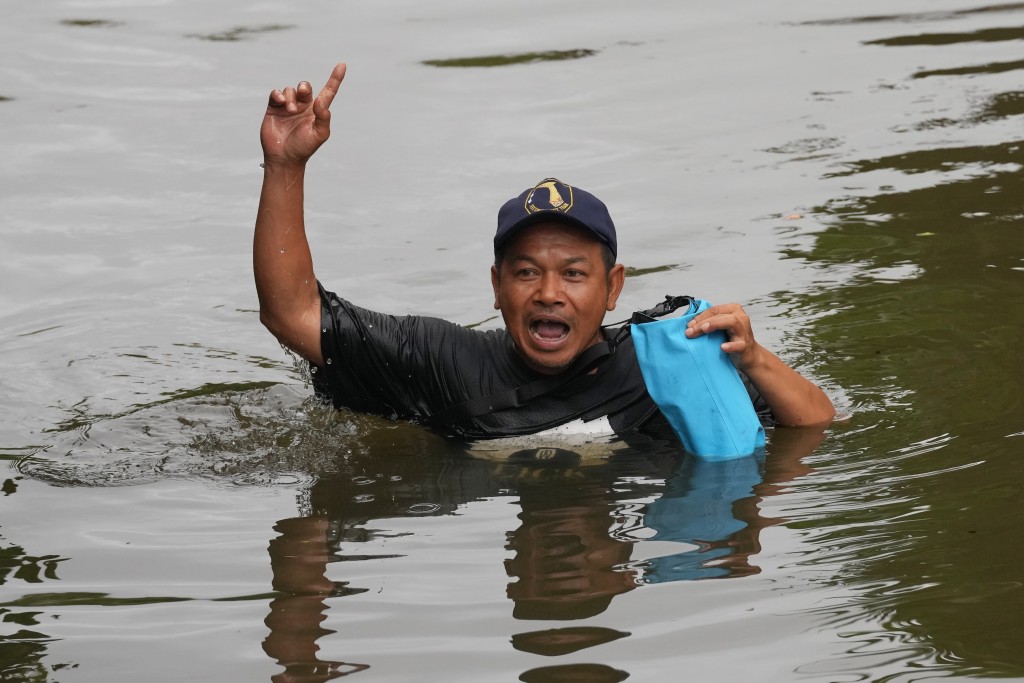曼谷近日遭遇極嚴重水災,已致超過23人死亡。美聯社 曼谷近日遭遇極嚴重水災,已致超過23人死亡。美聯社