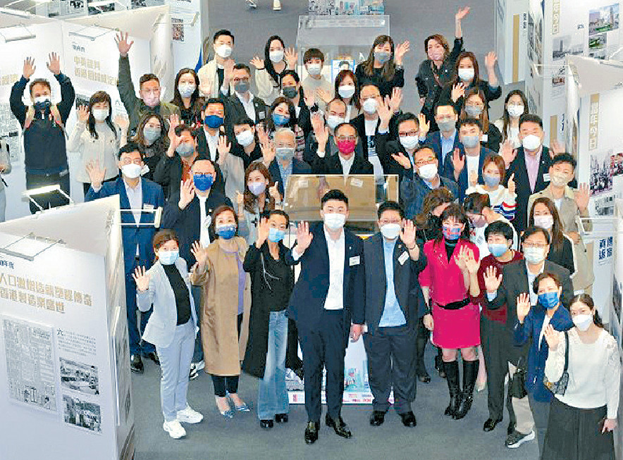 ■星島集團85周年巡迴展覽在奧海城開幕，集團高層與一眾企業代表合照。