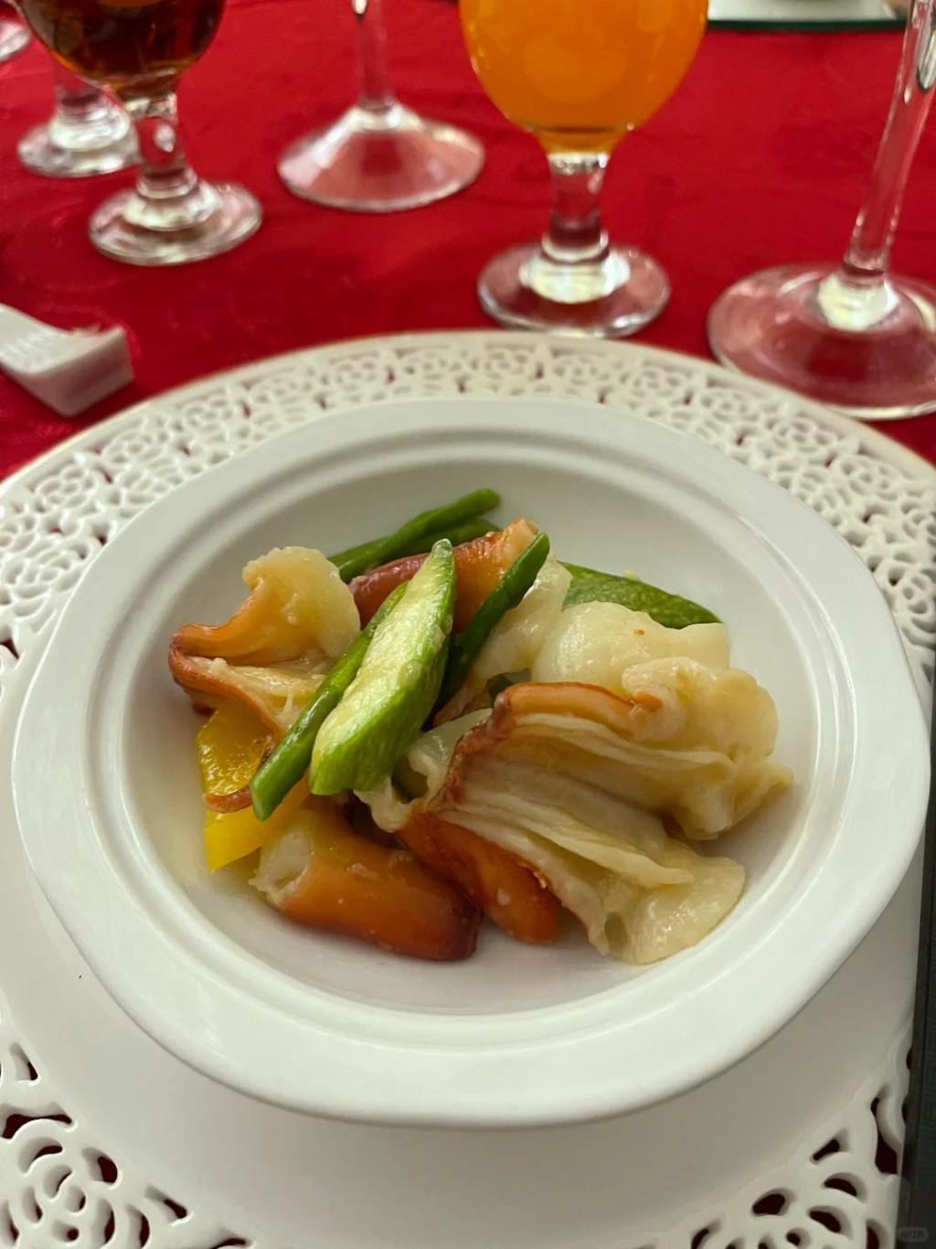 这位网民参加的是一个中式婚宴，席间提供的亦是传统中菜