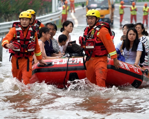 河南鄭州日前的特大暴雨，造成51人遇難。新華社圖片