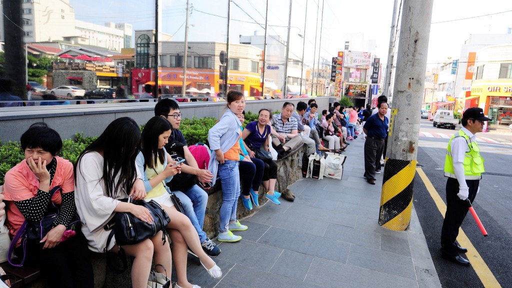 遊客在濟州島購物後隨處休息。 路透社