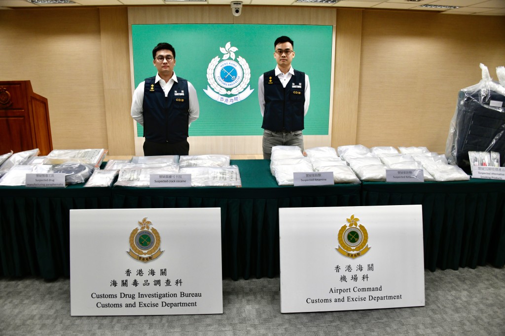 海關毒品調查科毒品調查第一組調查主任湯彥熙（左）、毒品調查科機場調查第二組調查主任林敬杰（右）。