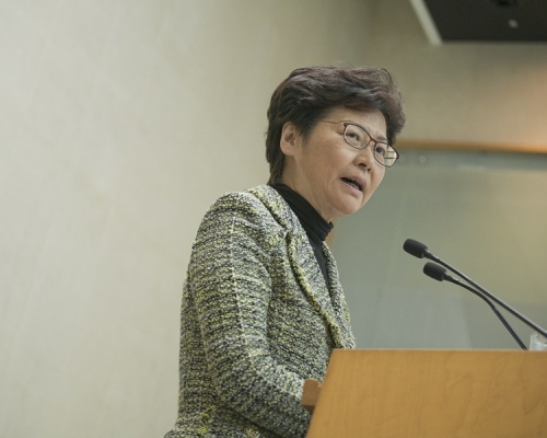 林鄭月娥今早探望小腿中箭警員。資料圖片