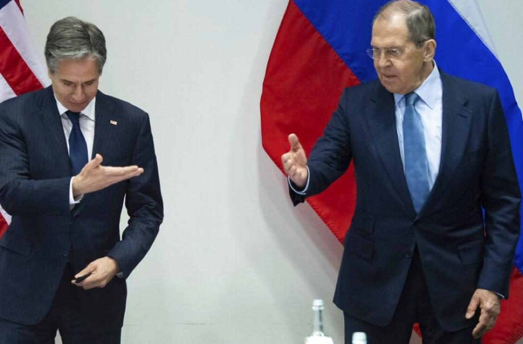 布林肯(左)與拉夫羅夫(右)在冰島趁著出席北極理事會會議時,單獨會面。AP圖片