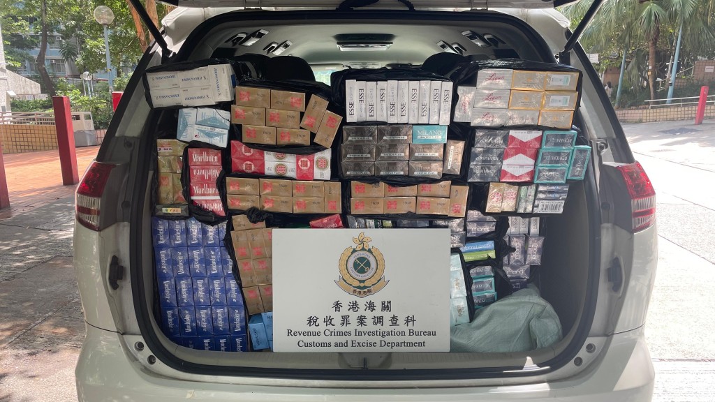 海關破樂富流動私煙倉 搜私家車檢$23萬貨拘中年廚師。海關圖片