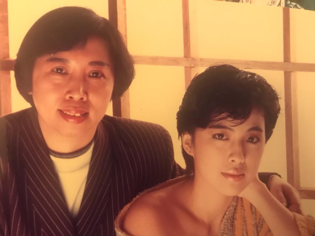 天王嫂罗美薇（右）亦有一位台湾网民提及，她入行初期拍过《开心乐园》等电影，嫁张学友后淡出幕前。