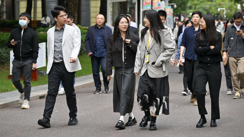 受冷空氣影響,廣州出現降溫天氣,出行市民添加衣服保暖。(中新社)