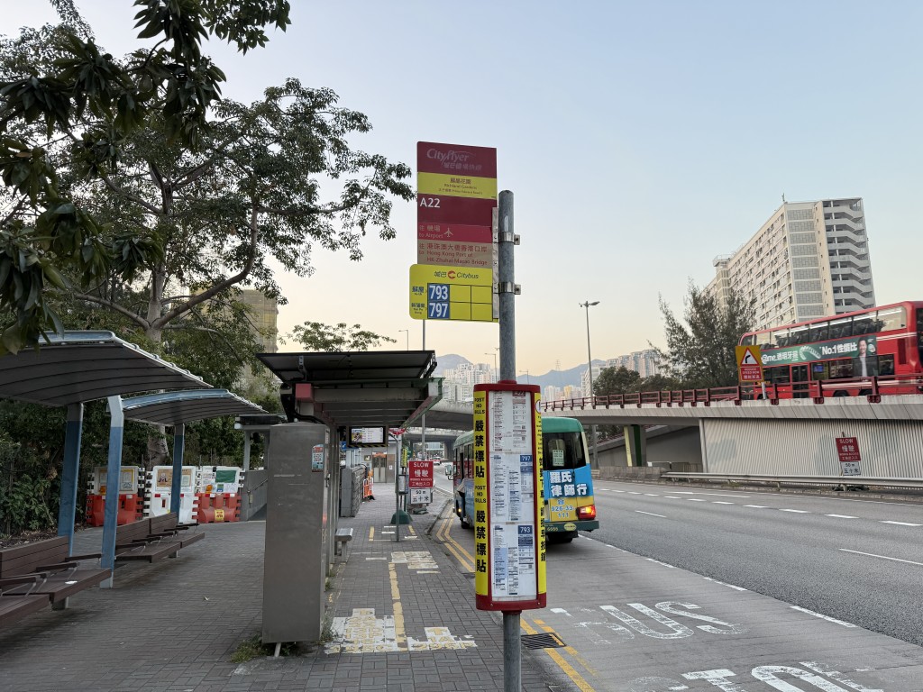 居民可搭乘城巴A22前往機場或港珠澳大橋香港口岸。