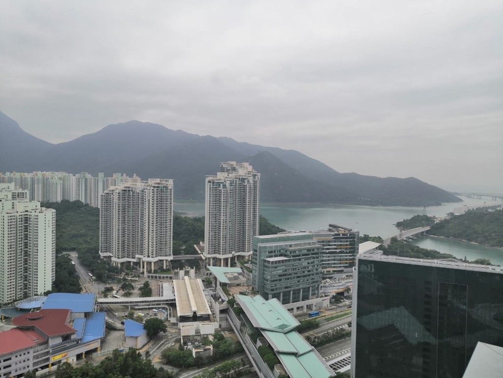 东涌东堤湾畔9座中高层H室，获同屋苑租客以月租2.55万元承租3房套户。