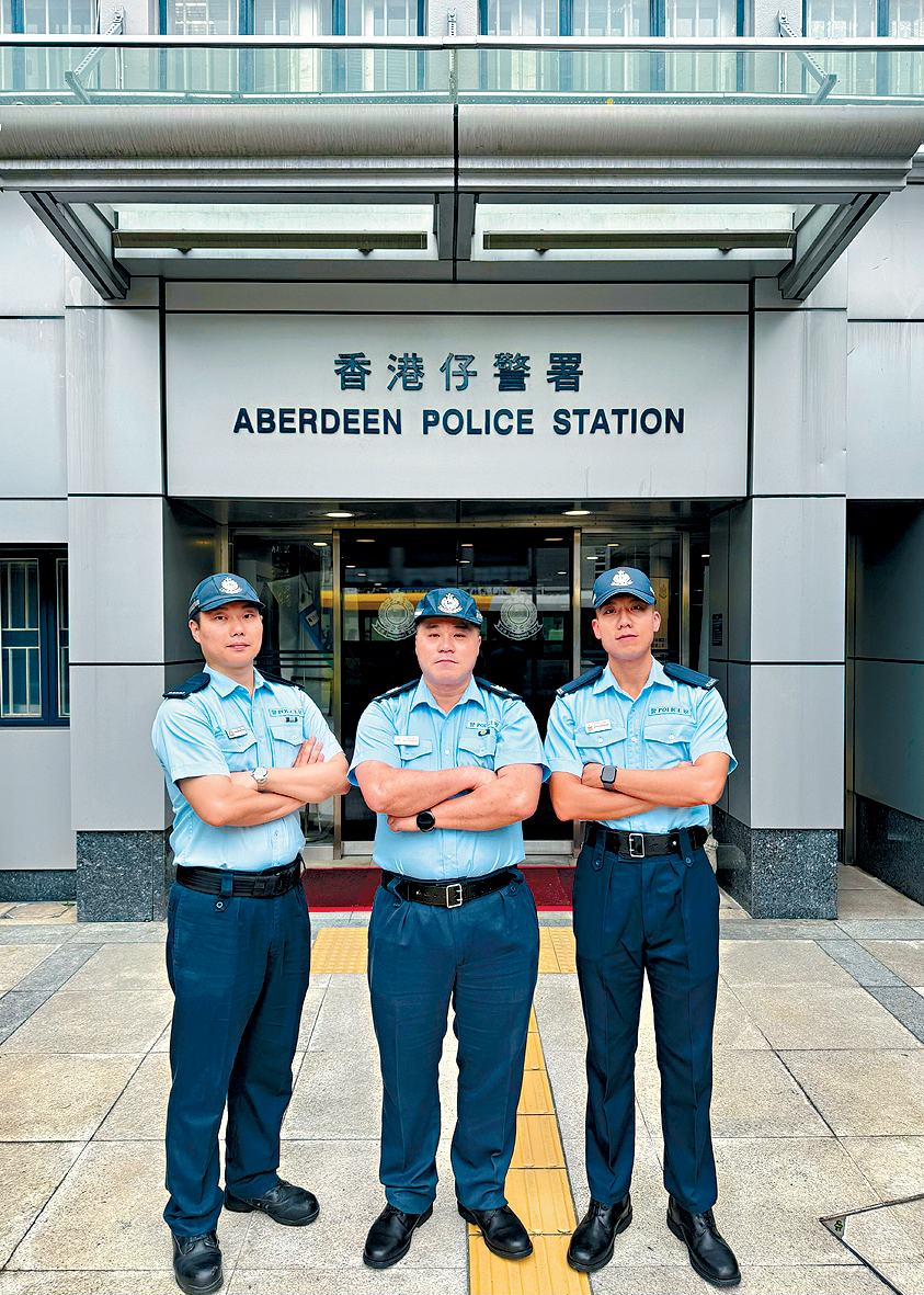 香港仔分區軍裝巡邏小隊警長張世健(中)、警員梁守鋒(左)及呂寶亨(右)在華富邨火警中迅速進行疏散,保障所有居民的生命。