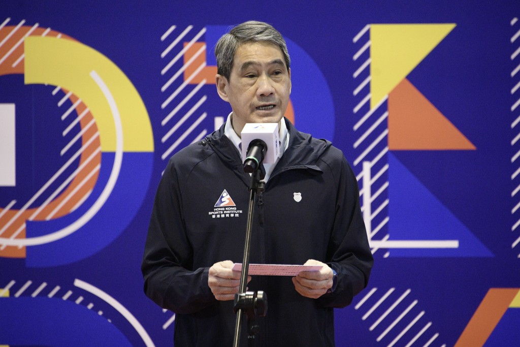 体育学院主席邓竟成呼吁，明年入场看全国运动会的市民支持香港运动员。陈浩元摄