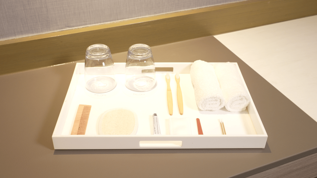 有酒店洗漱用品包括牙刷改为竹柄，并以木梳代替胶梳。