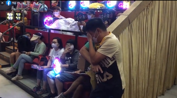 Gigi得獎後在台上哭成淚人，不過原來坐在台下的姑丈激動爆喊！