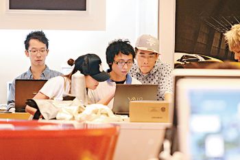 ■揀好電腦後，二人再捉售貨員狂試電腦影音功能。