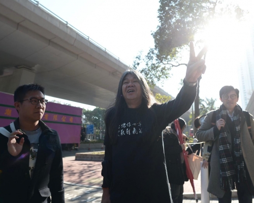 長毛(中)立會取走文件遭控藐視。